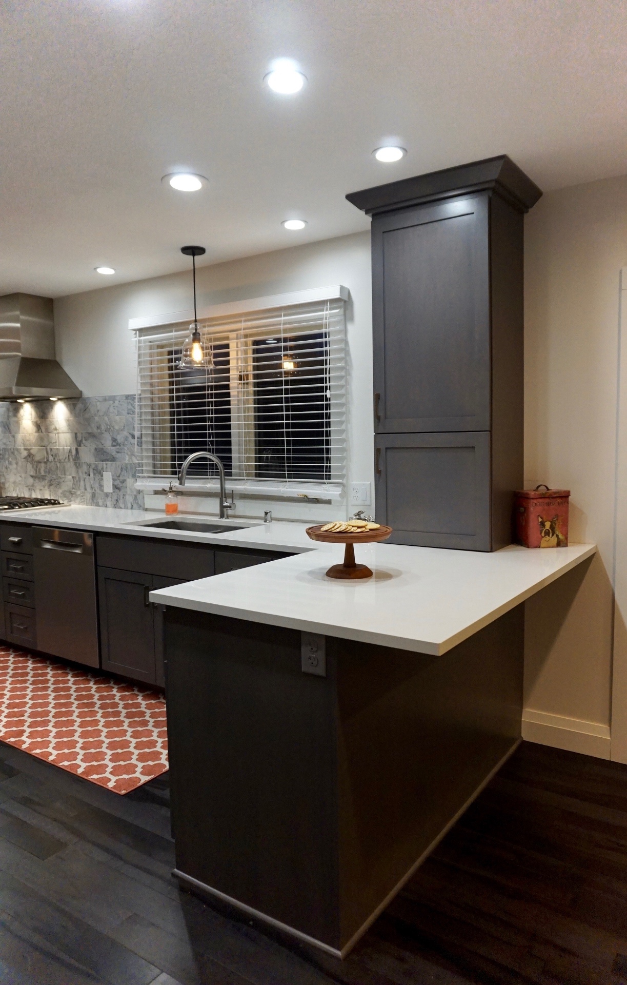 Golden Valley kitchen peninsula with marble backsplash